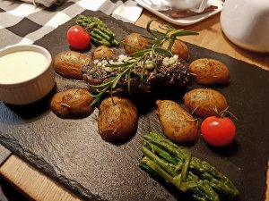 Stek wołowy z pieczonymi ziemniaczkami